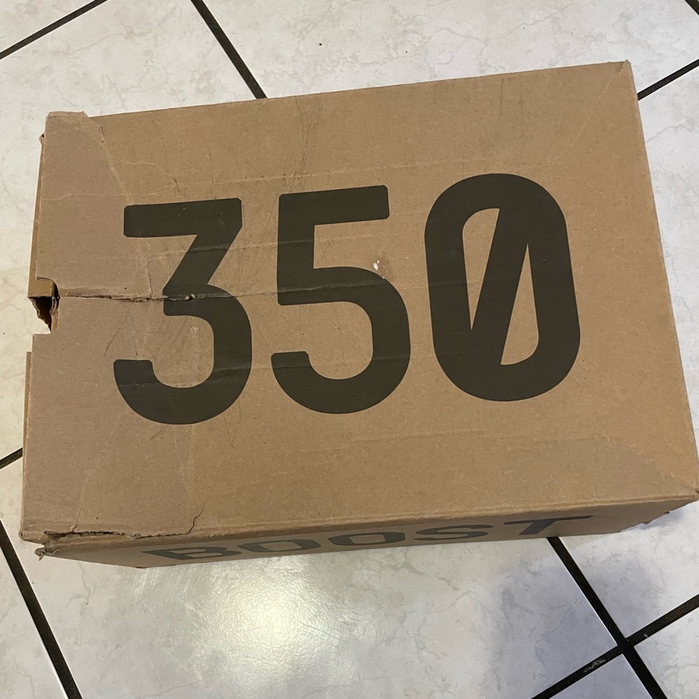 Yeezy Boost 350 V2.          !!!!!!!!!SALE !!!!!!!!